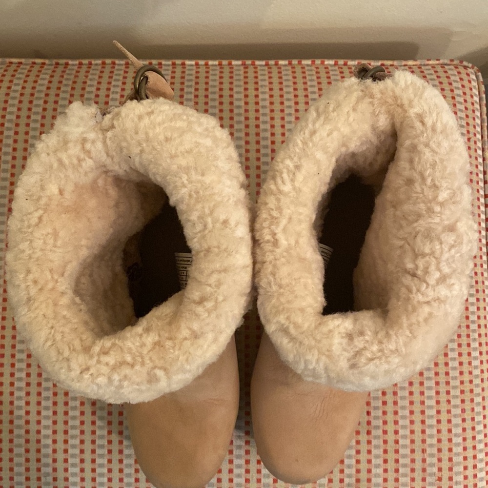 UGG  Tan Suede Heeled Booties With Sherpa Lining Women’s Size 6 - Picture 6 of 11